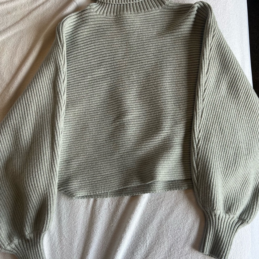 Cozy Ribbed Cropped Sweater in Gray